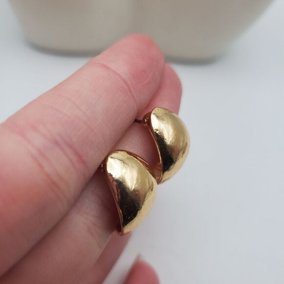 Hoop half shell gold toned earrings - Picture 2 of 2